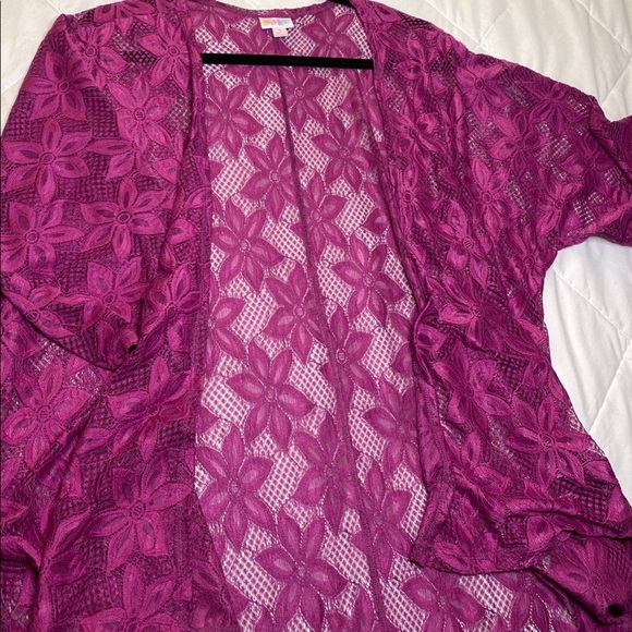 LuLaRoe Tops - Lularoe Lindsay Top | RETIRED | 🎁 w/all orders!